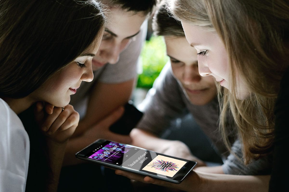 Ados regardant le site snapkulture sur un portable