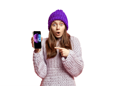 Adolescente qui montre snapkulture sur son smartphone
